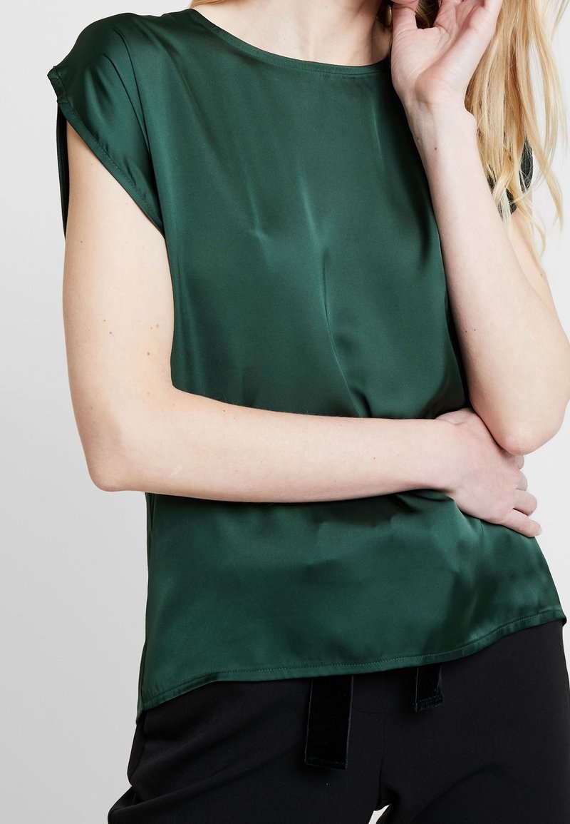 Grøn satin top med rund hals og korte ærmer, der har en glat tekstur og en afslappet pasform. Elegant drapering og ren kant.