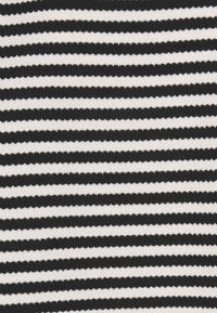 Fekete-fehér csíkozott textil váltakozó vízszintes vonalakkal; bordázott textura egyenletesen elosztva a felszínen.