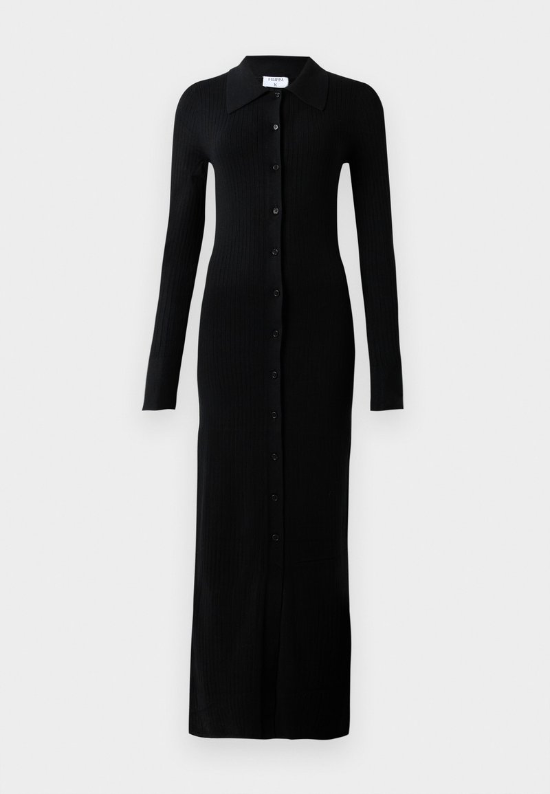 Vestido negro de manga larga acanalado con cuello tipo camisa, que presenta una botonadura frontal completa y una silueta ajustada.