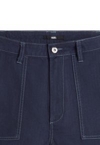 Pantalones azul marino de corte recto, con costuras en contraste de tono azul claro, cierre de botón en la parte frontal y dos bolsillos en la parte delantera.