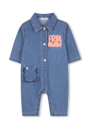 Denim babyspeelpakje met korte mouwen, sluiting met knopen aan de voorkant, kleine gerimpelde zak en roze geborduurde tekst "FREE" op de borst.