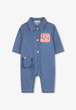Denim babyspeelpakje met korte mouwen, sluiting met knopen aan de voorkant, kleine gerimpelde zak en roze geborduurde tekst "FREE" op de borst.