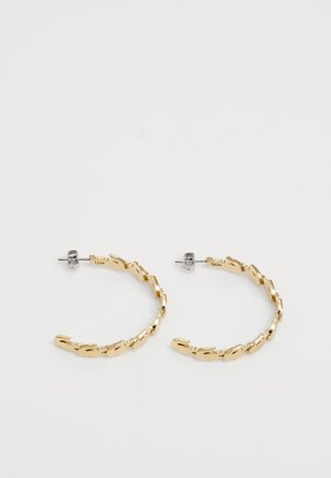 Orecchini a cerchio in oro con design intrecciato. Texture metallica liscia, dotati di meccanismo di chiusura in argento. Forma circolare, di dimensioni medie.