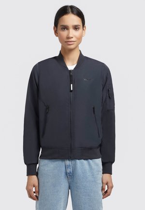 Giubbotto bomber nero in materiale leggero, con zip frontale, due tasche anteriori, polsini a costine e un dettaglio del logo sul petto.