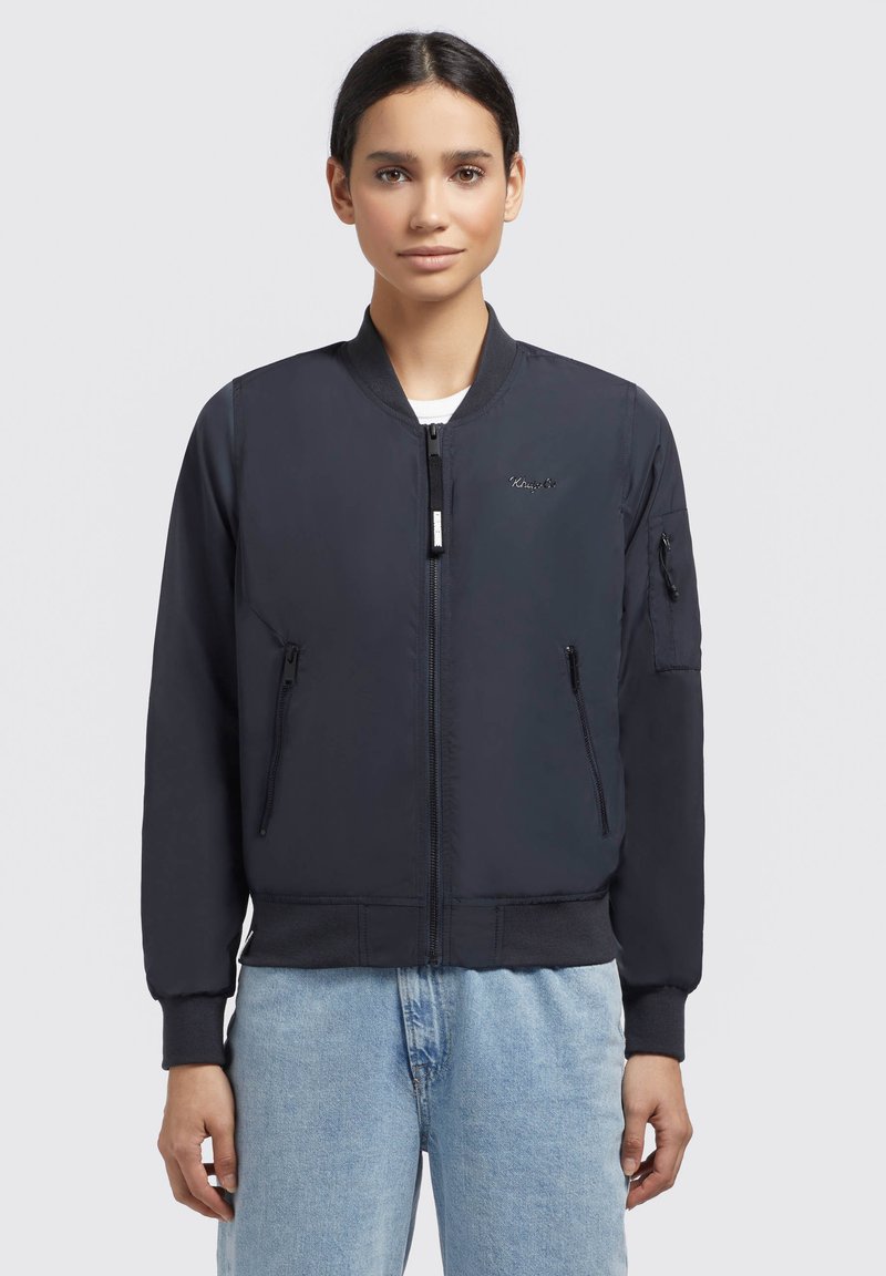 Čierna bomber bunda z ľahkého materiálu, so zipsovým zapínaním, dvoma prednými vreckami, pružnými manžetami a logom na hrudníku.