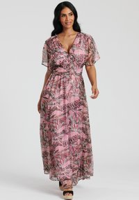 Maxiklänning i lätt, genomskinlig tyg med ett mönster av rosa och gröna blad, v-ringning, fladdrande ärmar och midja med dragsko.
