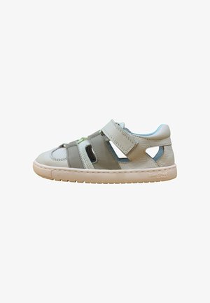 Sandalia infantil de cuero beige y gris con paneles de malla, tira ajustable de velcro y cortes perforados en los laterales y la zona de los dedos.