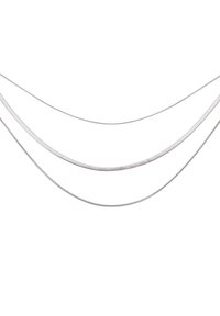 Tre catene metalliche argentee con texture diverse, tra cui una superficie liscia e un motivo a rete fine, disposte in curve morbide.