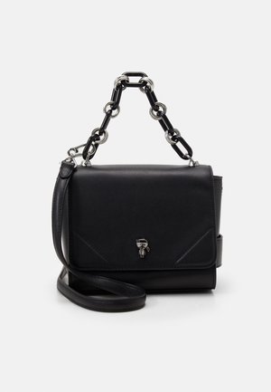 Bolso de mano rectangular negro con asa de eslabones de cadena, pequeño emblema decorativo plateado en el frente y una correa larga de cuero adjunta.