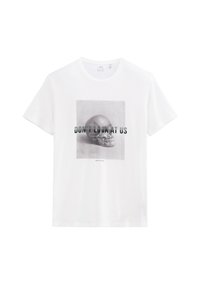 Camiseta blanca de algodón con un estampado gráfico de una calavera y el texto "NO NOS MIRES" en negro en la parte frontal. Mangas cortas.