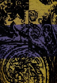 Tessuto con un motivo nei colori nero, viola e giallo. Il design intricato include motivi ondulati e una superficie tessile strutturata.