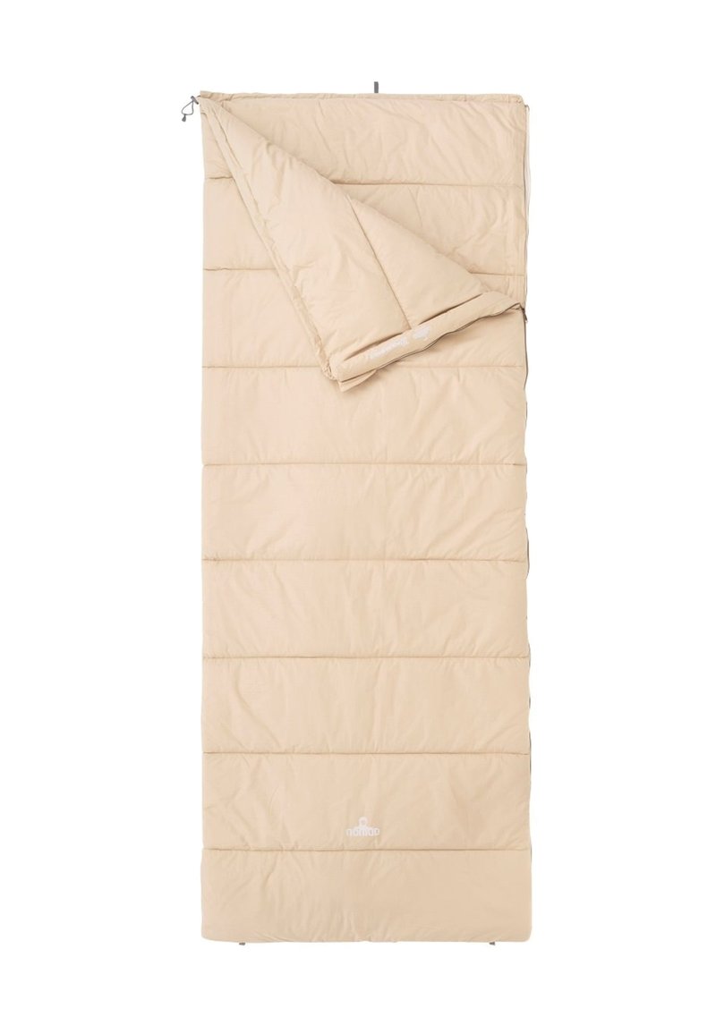 Beige slaapzak met een gewatteerd ontwerp, ritssluiting en een gestructureerd oppervlak. Logo weergegeven aan de onderkant. Ideaal voor gebruik buitenshuis.