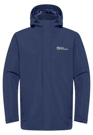 Veste imperméable bleu marine, présente un col montant, une capuche ajustable et des poignets réglables, avec un logo sur la poitrine et une texture lisse et élégante.