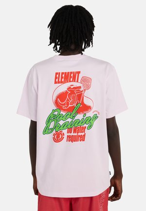 Man met donker haar draagt een wit T-shirt met een rood en groen plaatje van een krokodil die een net vasthoudt en de tekst "Element Pool Draining No Water Required".