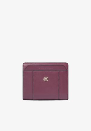 Tarjetero de cuero burdeos con múltiples ranuras, superficie texturizada y logo en relieve. Forma rectangular compacta con acabado suave.