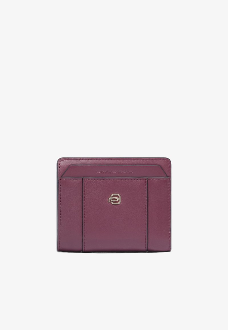 Kaarthouder van bordeauxrood leer met meerdere vakken, een gestructureerd oppervlak en een geperst logo. Compact rechthoekig model met een gladde afwerking.