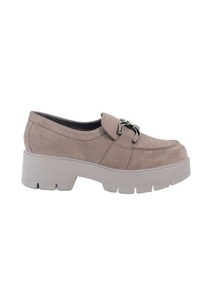Scarpa slip-on in suede di un tenue taupe, con una suola platform grigia chunky e un accent in metallo nero lucido sulla parte anteriore.