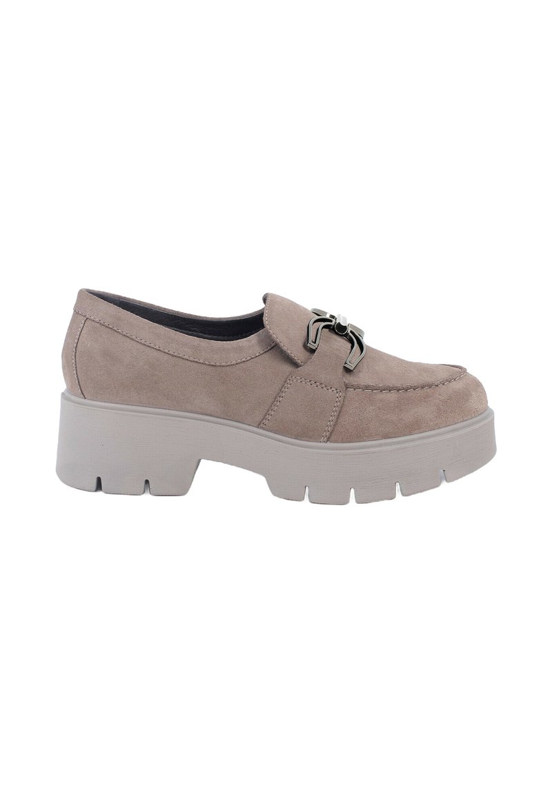 Scarpa slip-on in suede di un tenue taupe, con una suola platform grigia chunky e un accent in metallo nero lucido sulla parte anteriore.