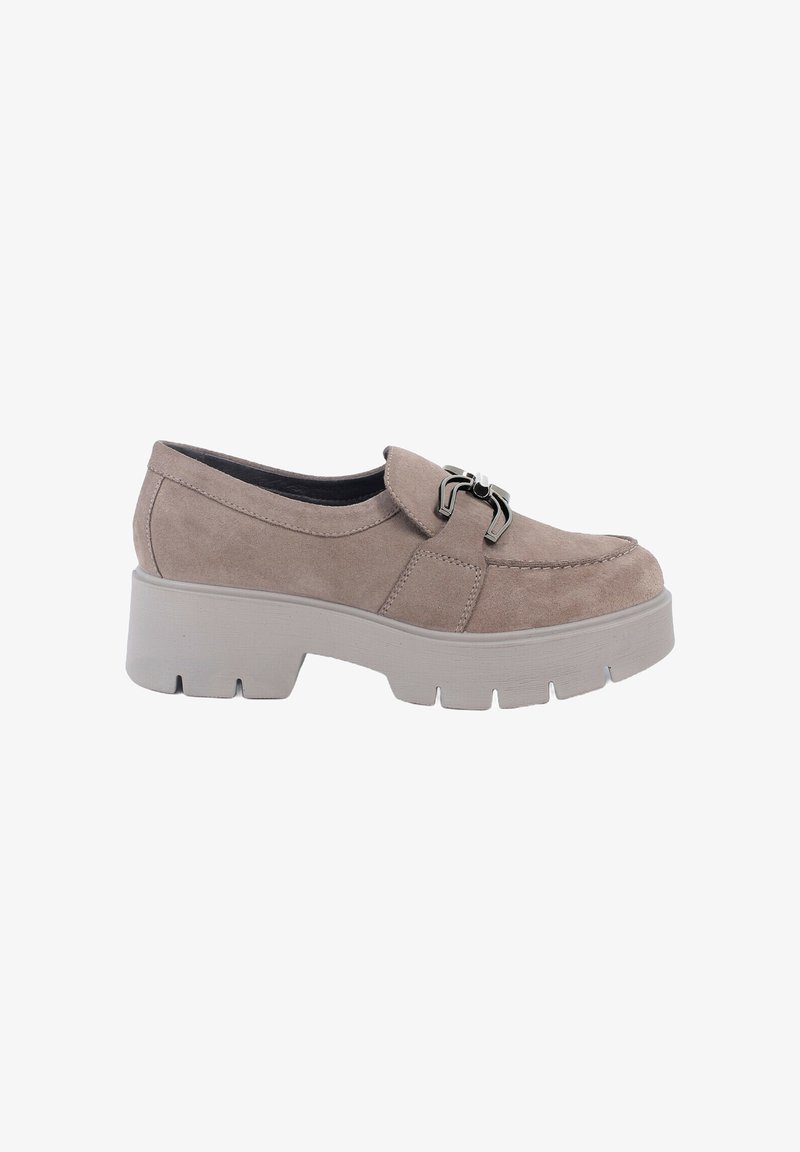 Scarpa slip-on in suede di un tenue taupe, con una suola platform grigia chunky e un accent in metallo nero lucido sulla parte anteriore.