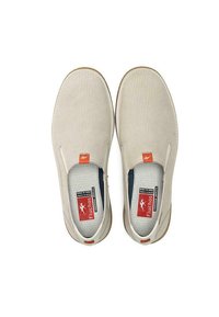 Zapatos beiges tipo slip-on con parte superior de malla texturizada, suela de goma y un acento naranja cerca del talón. Etiqueta de la marca visible en el interior de cada zapato.