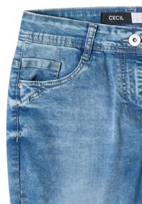 Jean en denim bleu délavé avec poche à monnaie et poches avant, bouton métallique, passants de ceinture et étiquette visible de la marque "CECIL" à la taille.