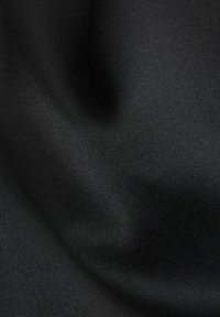 Schwarzer Stoff mit glatter, matter Textur, der leichte Falten und Knitter aufweist, typisch für synthetische Materialien.