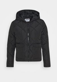 Černá prošívaná bunda s kapucí, plným zipem a dvěma předními kapsami. Měkká textura s geometrickým vzorem a standardním střihem.