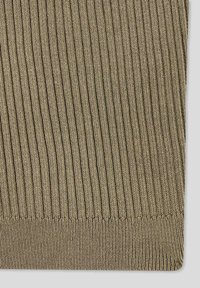 Tessuto a maglia a coste di colore verde oliva, con linee verticali, una superficie strutturata e una finitura morbida. Il bordo presenta un bordo a coste leggermente più stretto.