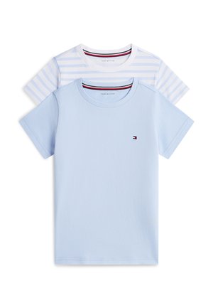 Dwie koszulki z krótkim rękawem i okrągłym dekoltem, jedna w jednolitym jasnoniebieskim kolorze z małym logo na piersi, druga biała z jasnoniebieskimi poziomymi paskami.