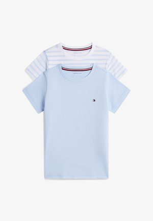 Δύο κοντομάνικα t-shirts με στρογγυλή λαιμόκοψη, ένα μονόχρωμο ανοιχτό μπλε με μικρό λογότυπο στο στήθος, και ένα λευκό με οριζόντιες ανοιχτό μπλε ρίγες.