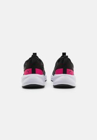 Zapatillas deportivas negras con acentos rosas, con una parte superior transpirable, una media suela blanca acolchada y lengüetas en el talón para facilitar su uso.