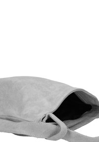 Borsa a tracolla grigia in suede con una texture morbida, caratterizzata da una sola tracolla e un'apertura superiore che rivela un interno nero, senza ulteriori accessori o decorazioni.