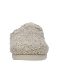 Beige pantoffel met een zachte, textuurachtige, pluizige buitenkant en een ronde neus. De zool is plat en licht van kleur, wat een comfortabele uitstraling biedt.