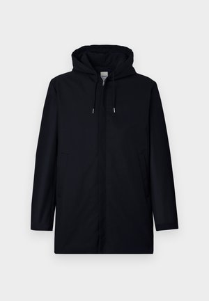 Palton negru cu glugă, cu un design minimalist. Are buzunare laterale, o textură netedă și o siluetă dreaptă. Stil modern și funcțional.