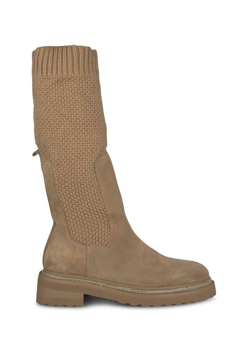 Bota de ante color marrón claro hasta la rodilla con parte superior de tejido de punto, suela de goma, tacón plano y detalle decorativo de cremallera en tono plateado en la parte delantera.