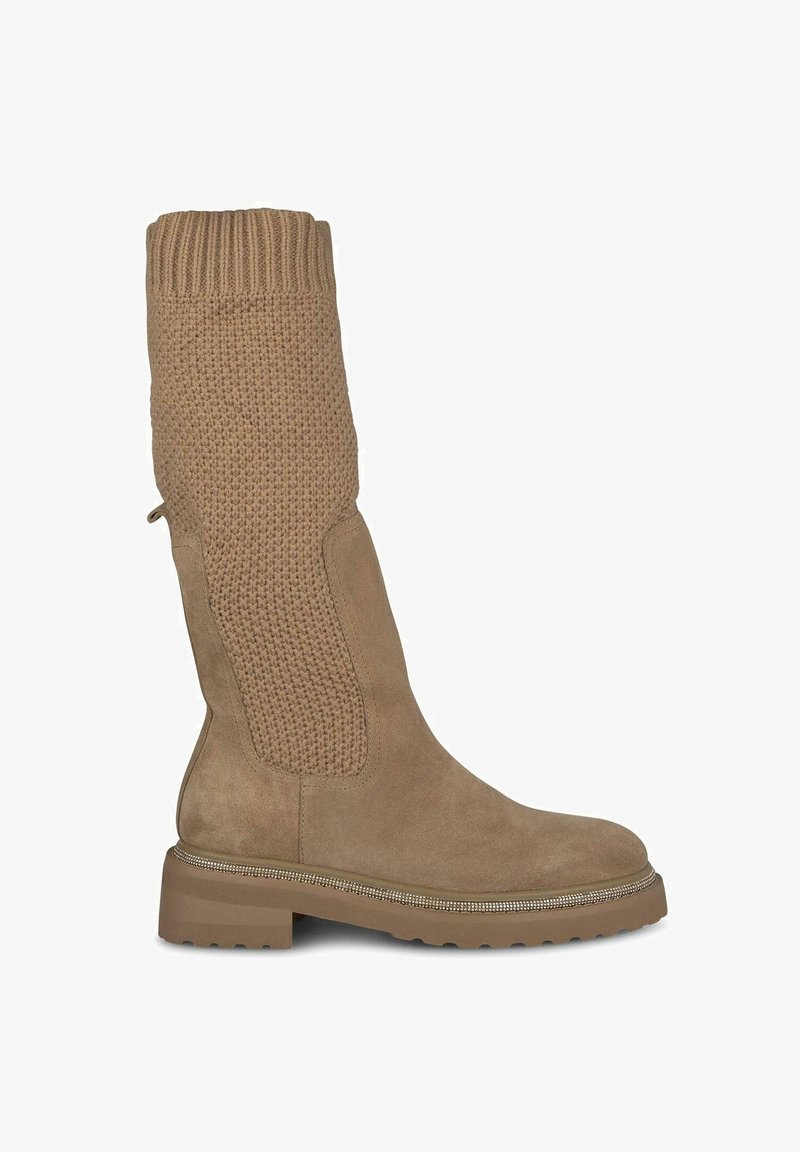 Bota de ante color marrón claro hasta la rodilla con parte superior de tejido de punto, suela de goma, tacón plano y detalle decorativo de cremallera en tono plateado en la parte delantera.