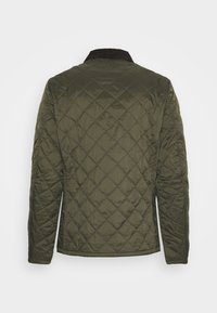 Olivgrön vadderad jacka med diamantmönster, med en svart kordkragar och långa ärmar. Bakvy, inga synliga stängningar.