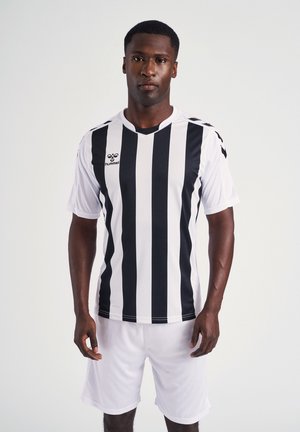 Maillot de football noir et blanc à rayures avec des manches courtes, design en V, et logo sur la poitrine, associé à un short blanc.