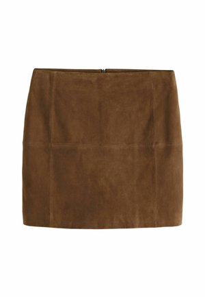 Fustă mini din suede maro, cu un design drept, textură subtilă și un fermoar la spate. Linii simple, bine definite, fără detalii suplimentare.