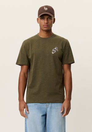 BEN TROY - Print T-shirt - olive night