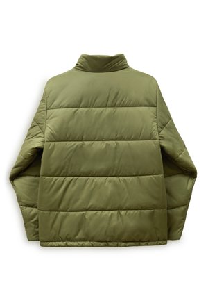 Chaqueta acolchada verde oliva con un cuello alto, que presenta patrones de acolchado horizontales y una textura suave, ligeramente brillante.