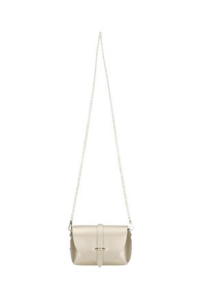 Beige leren schoudertas met een ronde klep, kettingband en een centrale metalen sluiting, met een zachte textuur.