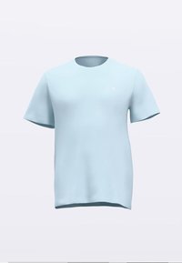 Šviesiai mėlyna trumpomis rankovėmis marškinėliai su apvalia iškirpte ir mažu baltu logotipu kairėje krūtinės pusėje. Pagaminti iš minkštos medžiagos ir turi laisvą kirpimą.