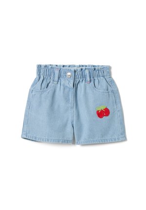 Pantalones cortos para niño pequeño a rayas azul claro con cintura elástica, bolsillos delanteros, cierre de botón y un bordado de cereza roja en la pierna derecha.