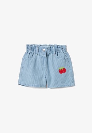 Pantalones cortos para niño pequeño a rayas azul claro con cintura elástica, bolsillos delanteros, cierre de botón y un bordado de cereza roja en la pierna derecha.