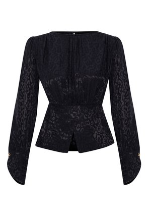 Blusa nera con una sottile stampa leopardata, maniche lunghe, vita arricciata e orlo spaccato. Decorata con dettagli a bottoni sui polsini.