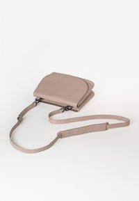 Braune Leder-Crossbody-Tasche mit einer weichen, glatten Textur, Reißverschlussverschluss und einem langen verstellbaren Tragegurt. Hat ein minimalistisches Design.