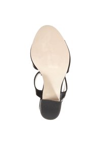 Černé sandály na podpatku s hladkou béžovou podrážkou, které mají elegantní design a řemínky okolo kotníku. Texturovaný gumový grip na základně podpatku.