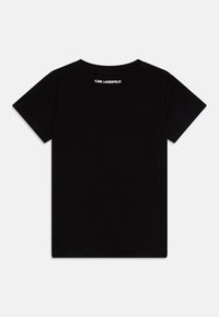 Μαύρο κοντομάνικο μπλουζάκι από βαμβάκι, με στρογγυλή λαιμόκοψη και λογότυπο στη περιοχή του λαιμού στην πλάτη. Απλός, μονοχρωματικός σχεδιασμός.