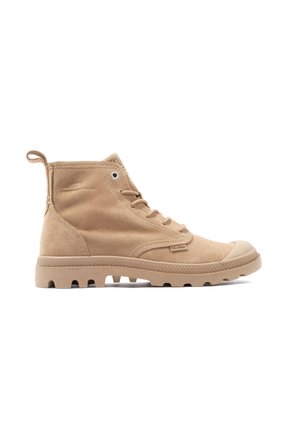 Sneaker high-top in suede beige con suola in gomma, dotate di occhielli in metallo, una linguetta per il trasporto e un design della punta arrotondata.